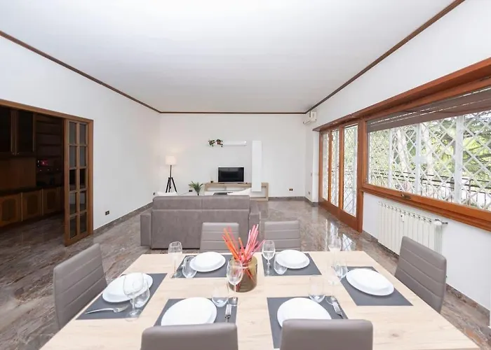 Large Family Near Vatican 180 Sqm Sleeps 8 רומא