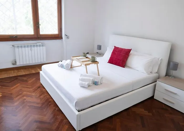 Large Family Near Vatican 180 Sqm Sleeps 8 דירה