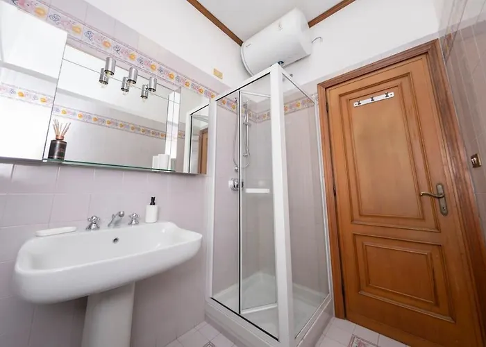 Large Family Near Vatican 180 Sqm Sleeps 8 רומא
