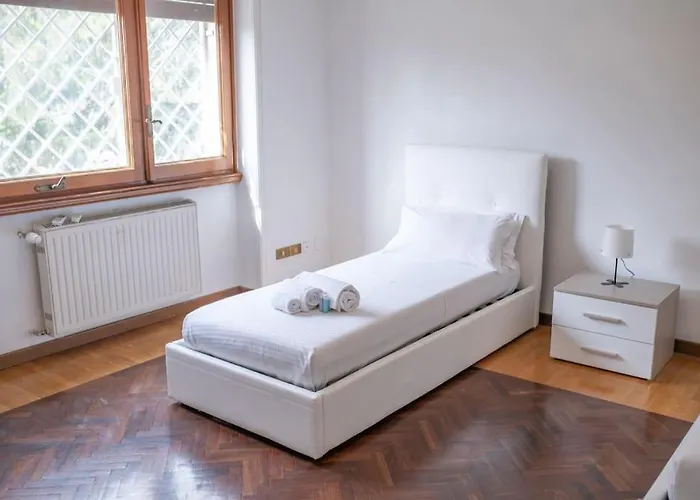 Large Family Near Vatican 180 Sqm Sleeps 8 דירה *