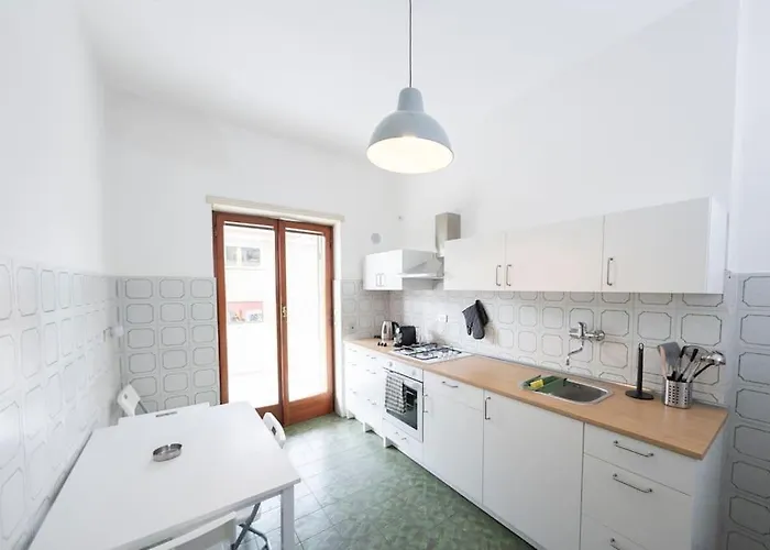 Large Family Near Vatican 180 Sqm Sleeps 8 דירה