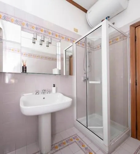 Large Family Near Vatican 180 Sqm Sleeps 8 דירה