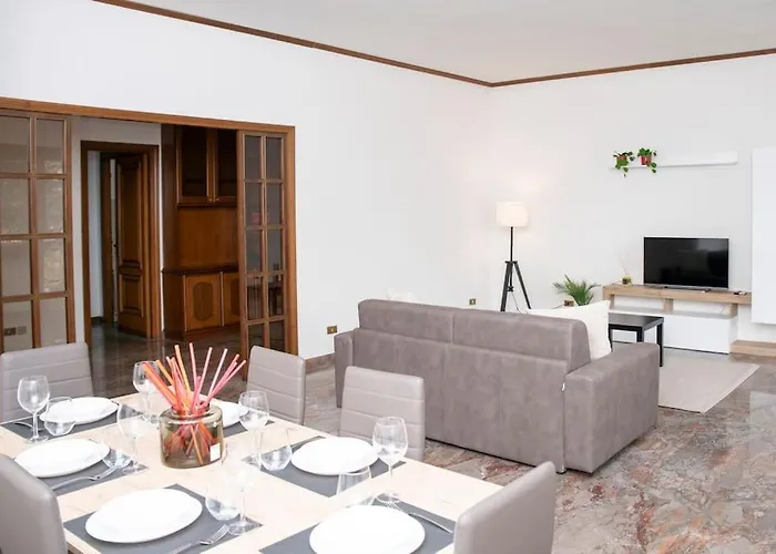 Large Family Near Vatican 180 Sqm Sleeps 8 דירה