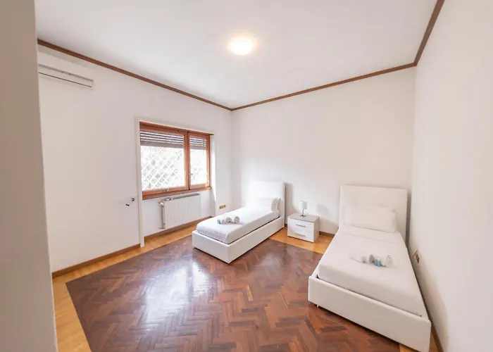 Large Family Near Vatican 180 Sqm Sleeps 8 דירה *