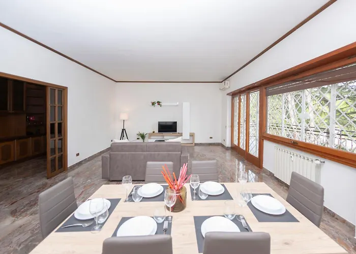 Large Family Near Vatican 180 Sqm Sleeps 8 דירה *